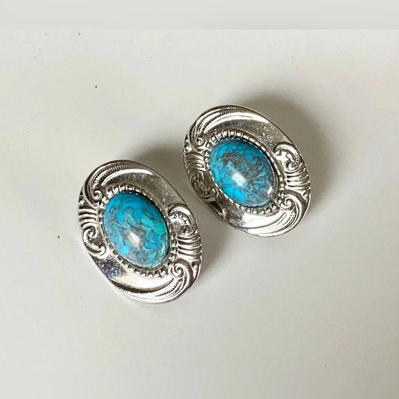 SOLD!! Oval concho silvertone faux turquoise vintage clip on earrings, - Picture 2 of 6